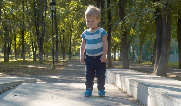Félénk és mosolygó baba fiú. Gyerek a parkban — Stock Fotó
