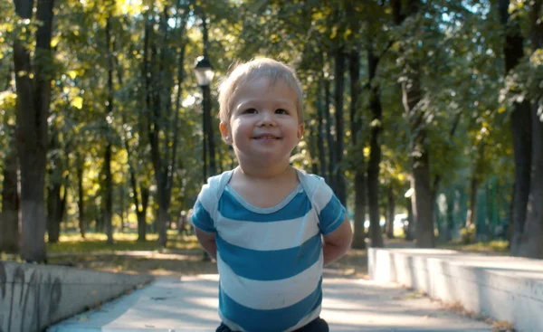 Félénk és mosolygó baba fiú. Gyerek a parkban — Stock Fotó