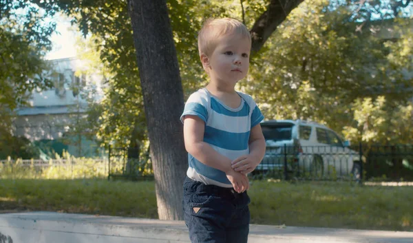 Aranyos Baby fiú a parkban nyáron — Stock Fotó