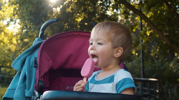 Boldog aranyos kisfiú étkezési fagylalt — Stock Fotó