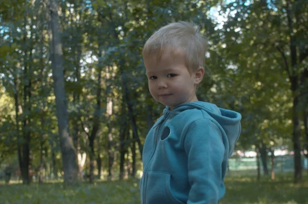 Portret miłego dziecka w parku — Zdjęcie stockowe