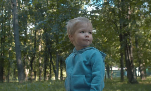 Portret van mooi kind in het Park — Stockfoto