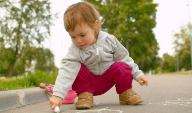 Parkta asfalt çizim küçük sevimli kız