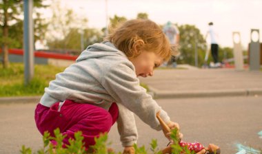 Komik bebek paten parkına karşı bir bebek ile oynuyor