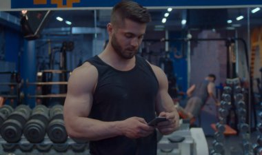 Akıllı telefon bakarak mola sırasında Atlet