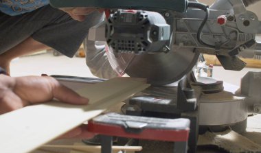 Marangoz bir tahta daire testere ile kesme