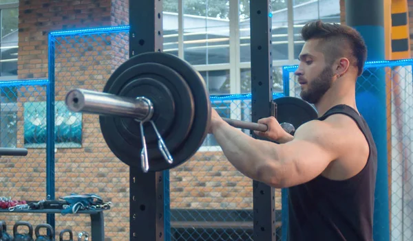 El atleta masculino antes de levantar la barra — Foto de Stock