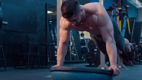 Ejercicios de equilibrio y fuerza en el gimnasio — Foto de Stock