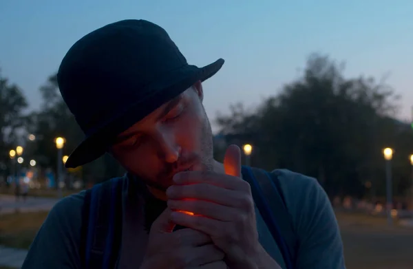 Portret van een jonge man verlicht een sigaret — Stockfoto
