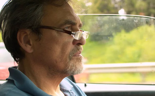 Retrato de um homem idoso dirigindo um carro — Fotografia de Stock