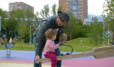 Acımasız baba ve küçük neşeli kız bebek