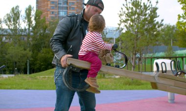 Acımasız baba ve küçük neşeli kız bebek