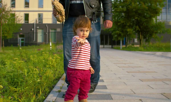 Divertida hija y su padre en el parque —  Fotos de Stock