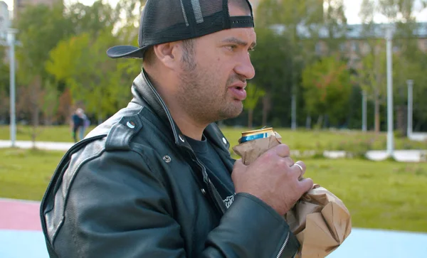 Portrait d'un homme brutal buvant de la bière — Photo