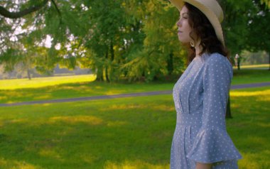 Güzel rüya gibi kadın parkta yürüyor