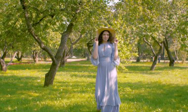 Güzel rüya gibi kadın parkta yürüyor