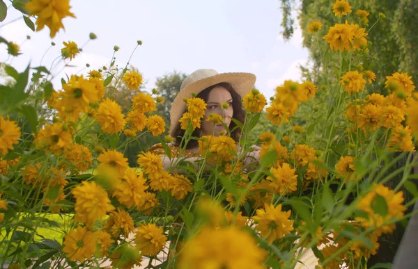 Vonzó nő portréja a virágok között — Stock Fotó