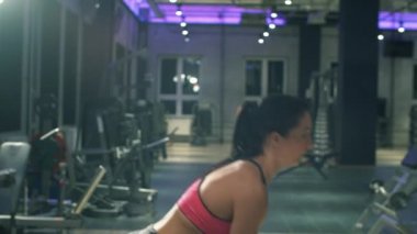 Kadın vücut geliştirmeci halter kaldırma