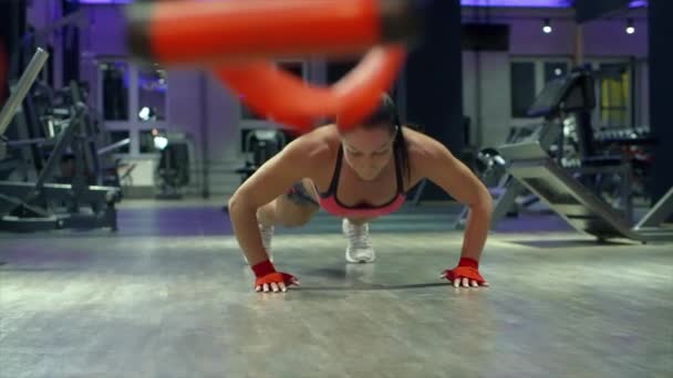 Mujer culturista haciendo push up — Vídeos de Stock