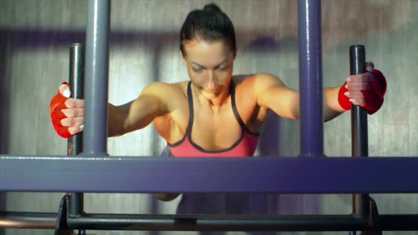 Mujer atleta haciendo pull ups — Vídeo de stock