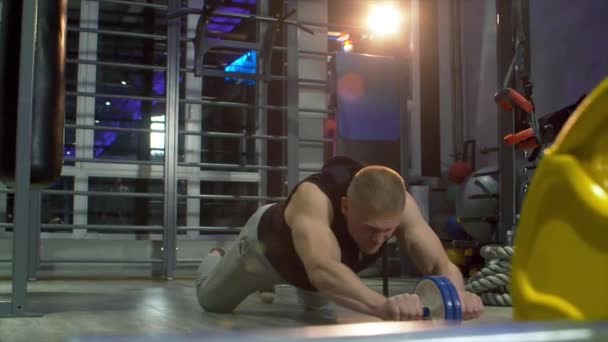 Sportlicher Mann macht Sport mit Bauchtrainer — Stockvideo