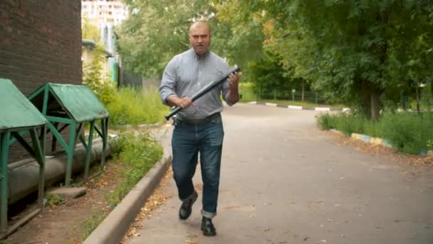 Un tyran en colère avec une batte dans les mains — Video