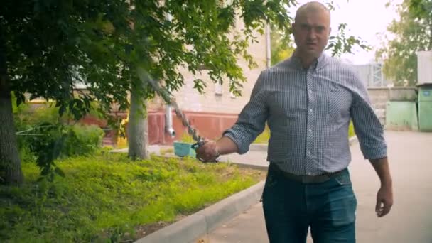 Agressieve offensieve man met een ketting in zijn handen — Stockvideo