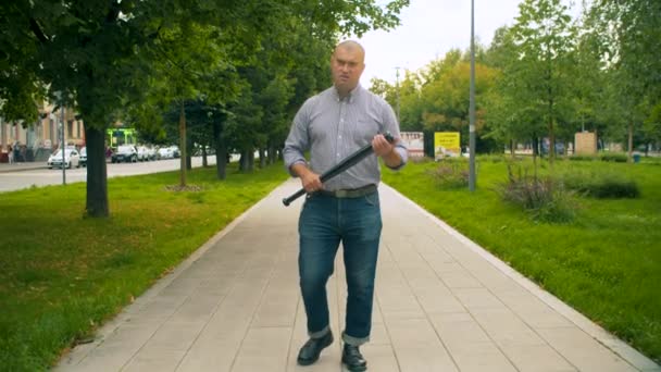 Εγκληματίας που περπατάει στην πόλη με ρόπαλο του μπέιζμπολ — Αρχείο Βίντεο