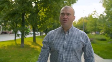 Acımasız adam yasadışı bira içiyor