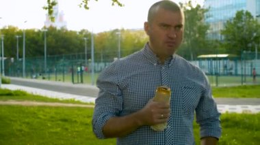 Vahşi kabadayı parkta bira içme