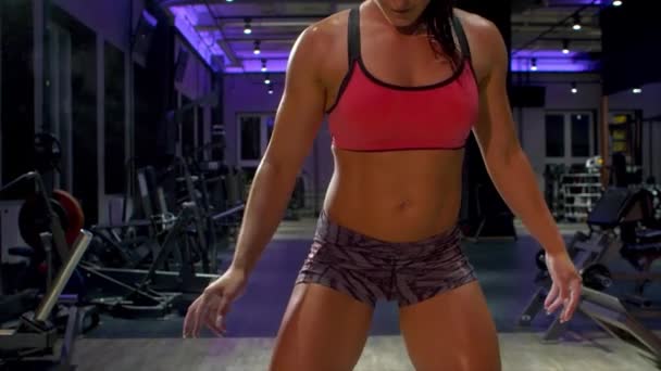 女子健美运动员举重杠铃 — 图库视频影像
