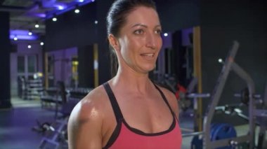 Yakın kadın vücut geliştirme egzersiz yapan pazı kaldırma barbell pompalama. Spor salonunda ki atlet. Fitness, spor ve eğitim konsepti