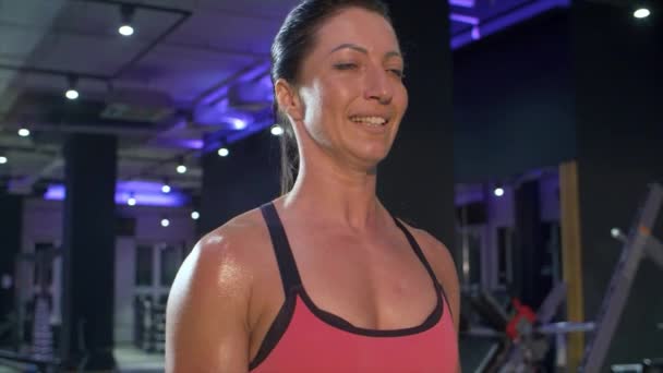 Frau Macht Bodybuilding Übung Beim Pumpen Von Bizeps Beim Heben — Stockvideo