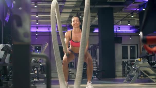 Mujer Atleta Entrenando Usando Cuerdas Batalla Entrenamiento Deportivo Gimnasio Movimiento — Vídeos de Stock