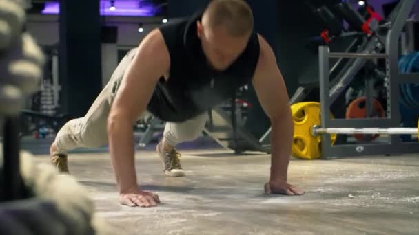 Homme athlétique faisant des pompes avec applaudissements — Video