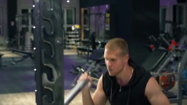 Fitness ung stark man i gymmet — Stockvideo