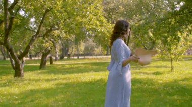 Bahçede yürüyen kadın