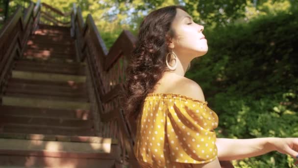 Vacker kvinna poserar på trappan — Stockvideo