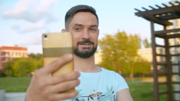 Porträt eines lächelnden Mannes, der Selfie schießt — Stockvideo