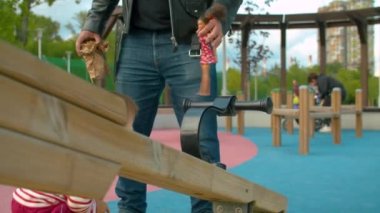 Holigan baba kızı ile oynuyor