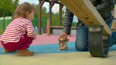 Holigan baba kızı ile oynuyor