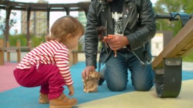 Holigan baba kızı ile oynuyor