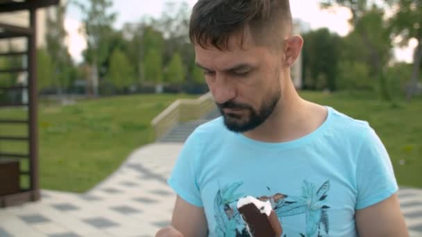 Dondurma yiyen bir adamın Portarit — Stok video