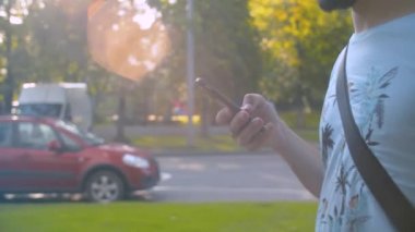 Akıllı telefon ile yürüyen adam