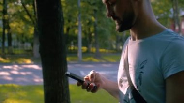 Akıllı telefon ile yürüyen adam