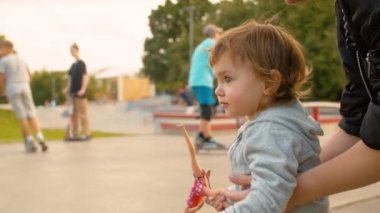 Anne paten yolundan kızı alarak