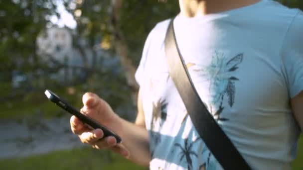 Homme marchant avec un téléphone intelligent — Video