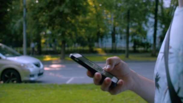 Mann läuft mit Smartphone — Stockvideo