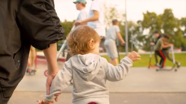 スケートロードから娘を取るママ — ストック動画