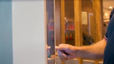 Elektronik menü ile yiyecek seçimi erkek el